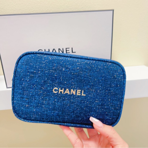 Chanel Holiday 2023 Tweed make up pouch - Picture 2 of 8